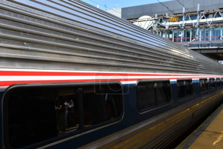 Téléchargez les photos : STAMFORD, CT - 14 MAI : Train Amtrak passant par le train The Metro-North Railroad à Stamford, Connecticut, vu le 14 mai 2023. - en image libre de droit