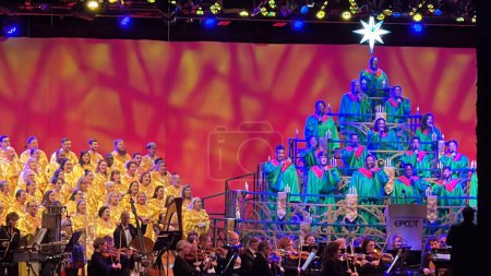 Téléchargez les photos : ORLANDO FL - DEC 28 : Procession aux chandelles au World Showcase à EPCOT Theme Park à Walt Disney World à Orlando, Floride, vu le 28 décembre 2022. - en image libre de droit