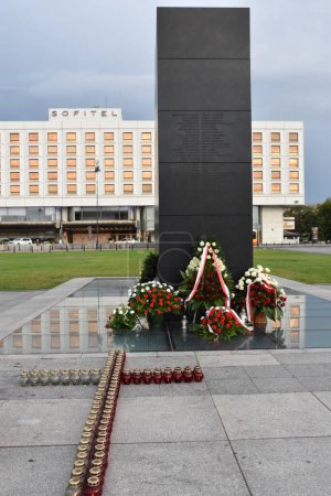 Téléchargez les photos : WARSAW, POLOGNE - 10 AOÛT 2010 Monument de l'écrasement du TU-154 de l'armée de l'air polonaise sur la place Joseph Pilsudski à Varsovie, Pologne, tel que vu le 10 août 2019. - en image libre de droit