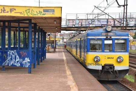 Foto de GDANSK, POLONIA - 19 AGO: SKM Train (Tricity Rapid Transit Rail) en Gdansk, Polonia, visto en 19 AGO 2019. - Imagen libre de derechos