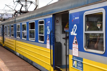 Foto de GDANSK, POLONIA - 19 AGO: SKM Train (Tricity Rapid Transit Rail) en Gdansk, Polonia, visto en 19 AGO 2019. - Imagen libre de derechos