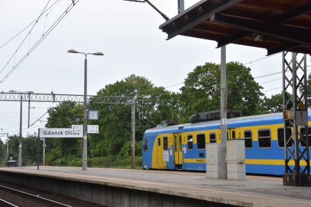 Foto de GDANSK, POLONIA - 20 AGO: Estación de tren de Gdansk Oliwa en Polonia, visto en 20 ago 2019. - Imagen libre de derechos