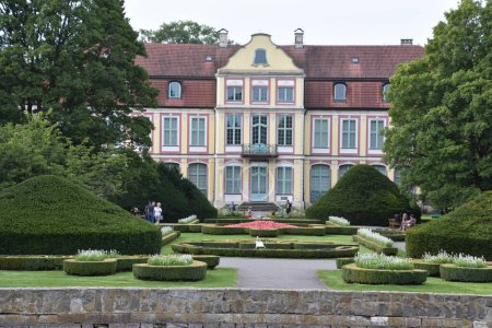 Foto de GDANSK, POLONIA - 20 AGO: Palacio de los Abades en Oliwa Park en Gdansk, Polonia, visto en 20 ago 2019. - Imagen libre de derechos