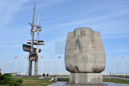 Foto de GDYNIA, POLONIA - 23 AGO: Pomnik Zagle (Monumento a las Velas) & Joseph Conrad Monumento en Gdynia, Polonia, visto en 23 Ago 2019. - Imagen libre de derechos