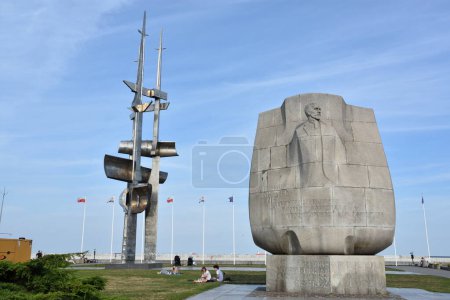 Foto de GDYNIA, POLONIA - 23 AGO: Pomnik Zagle (Monumento a las Velas) & Joseph Conrad Monumento en Gdynia, Polonia, visto en 23 Ago 2019. - Imagen libre de derechos