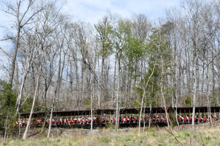 Téléchargez les photos : SEVIERVILLE TN - 13 avril : Dollywood Express Train au Dollywood Theme Park à Sevierville, Tennessee, vu le 13 avril 2022. - en image libre de droit