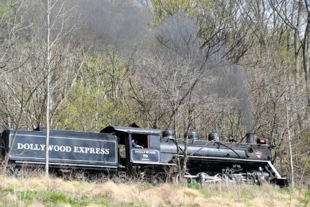 Téléchargez les photos : SEVIERVILLE TN - 13 avril : Dollywood Express Train au Dollywood Theme Park à Sevierville, Tennessee, vu le 13 avril 2022. - en image libre de droit