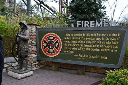 Téléchargez les photos : SEVIERVILLE TN - 13 avril : Mémorial des pompiers au Dollywood Theme Park à Sevierville, Tennessee, vu le 13 avril 2022. - en image libre de droit