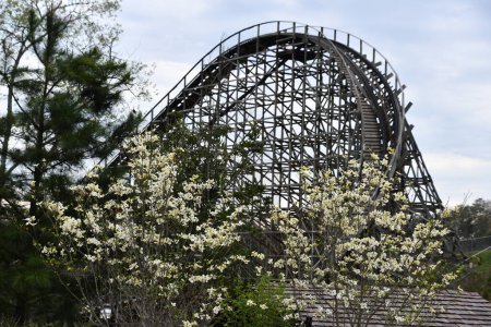 Foto de SEVIERVILLE TN - 13 DE ABR: Dollywood Theme Park en Sevierville, Tennessee, visto desde el 13 de abril de 2022. - Imagen libre de derechos