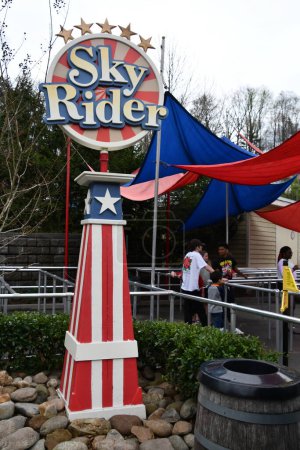 Téléchargez les photos : SEVIERVILLE TN - 13 avril : Tour SkyRider au Dollywood Theme Park à Sevierville, Tennessee, vu le 13 avril 2022. - en image libre de droit