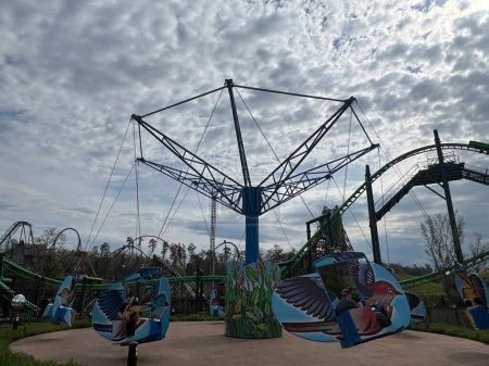 Foto de SEVIERVILLE TN - 13 DE ABR: Paseo en SkyRider en Dollywood Theme Park en Sevierville, Tennessee, visto el 13 de abril de 2022. - Imagen libre de derechos