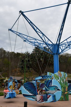 Téléchargez les photos : SEVIERVILLE TN - 13 avril : Le tour Mad Mockingbird au Dollywood Theme Park à Sevierville, Tennessee, vu le 13 avril 2022. - en image libre de droit