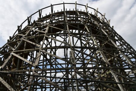 Téléchargez les photos : SEVIERVILLE TN - 13 avril : Thunderhead Wooden Coaster au Dollywood Theme Park à Sevierville, Tennessee, vu le 13 avril 2022. - en image libre de droit