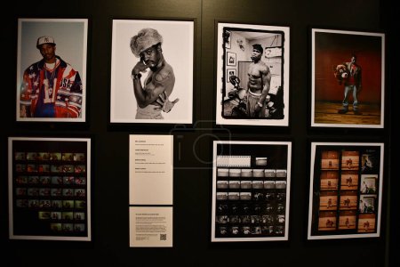 Foto de SEATTLE WA - 20 AGO: Contacto Alto - Una Historia Visual del Hip Hop exposición en el Museo de la Cultura Pop en Seattle, Washington, como se ve en Agosto 20, 2023. - Imagen libre de derechos