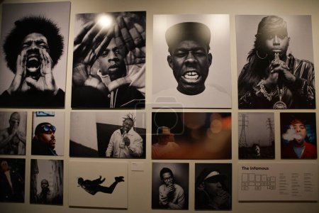 Foto de SEATTLE WA - 20 AGO: Contacto Alto - Una Historia Visual del Hip Hop exposición en el Museo de la Cultura Pop en Seattle, Washington, como se ve en Agosto 20, 2023. - Imagen libre de derechos