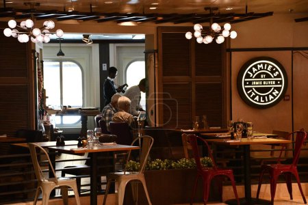 Téléchargez les photos : SEATTLE WA - 21 AOÛT : Jamies par Jamie Oliver Restaurant italien à bord du Royal Caribbean Quantum of the Seas bateau de croisière a navigué loin de Seattle, Washington, comme vu le 21 août 2023. - en image libre de droit
