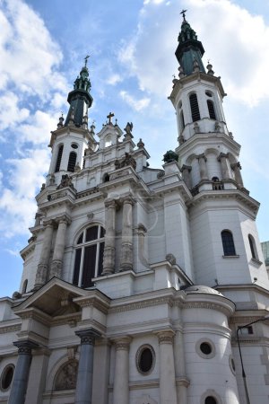 Foto de VARSOVIA, POLONIA - 17 AGO: Iglesia del Santísimo Salvador en Varsovia, Polonia, visto el 17 de agosto de 2019. - Imagen libre de derechos