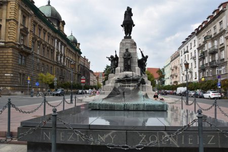 Foto de KRAKOW, POLONIA - 12 AGO: Monumento a Grunwald en Cracovia, Polonia, visto el 12 de agosto de 2019. - Imagen libre de derechos