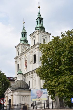 Foto de KRAKOW, POLONIA - 12 AGO: Iglesia de San Florians en Cracovia, Polonia, visto el 12 de agosto de 2019. - Imagen libre de derechos