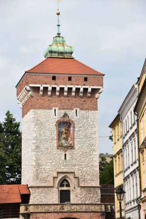 Foto de KRAKOW, POLONIA - 12 AGO: Puerta de San Florians en Cracovia, Polonia, visto el 12 de agosto de 2019. - Imagen libre de derechos