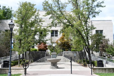 Foto de CARSON CITY, NV - 14 AGO: Fiscal General Building & Fountain en Carson City, Nevada, visto el 14 de agosto de 2023. - Imagen libre de derechos