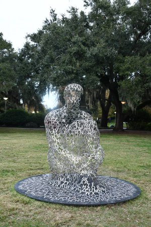 Foto de NEW ORLEANS, LA - 22 NOV: Sydney & Walda Besthoff Sculpture Garden en el Museo de Arte de Nueva Orleans en Louisiana, visto el 22 de noviembre de 2023. - Imagen libre de derechos
