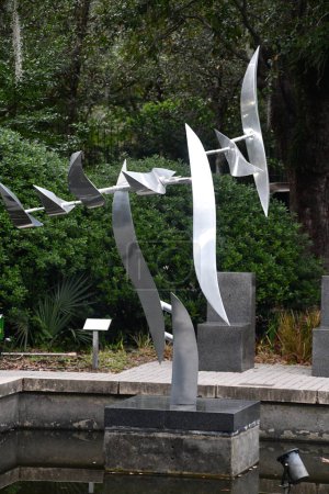 Foto de NEW ORLEANS, LA - 22 NOV: Sydney & Walda Besthoff Sculpture Garden en el Museo de Arte de Nueva Orleans en Louisiana, visto el 22 de noviembre de 2023. - Imagen libre de derechos