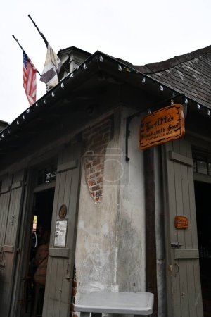 Téléchargez les photos : NEW ORLEANS, LOUISIANA - NOV 26 : Lafitte's Blacksmith Shop Bar sur Bourbon Street (le plus ancien bar aux États-Unis) à La Nouvelle-Orléans, Louisiane, comme vu le 26 nov. 2023. - en image libre de droit
