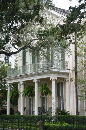 Foto de NEW ORLEANS, LA - 24 NOV: Casas históricas en Nueva Orleans, Louisiana, como se vio el 24 de noviembre de 2023. - Imagen libre de derechos