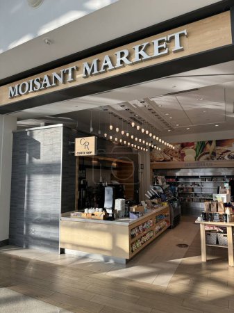 Photo for NEW ORLEANS, LA - NOV 21: Moisant Market at MSY Louis Armstrong New Orleans International Airport in Louisiana, as seen on Nov 21, 2023. - Royalty Free Image
