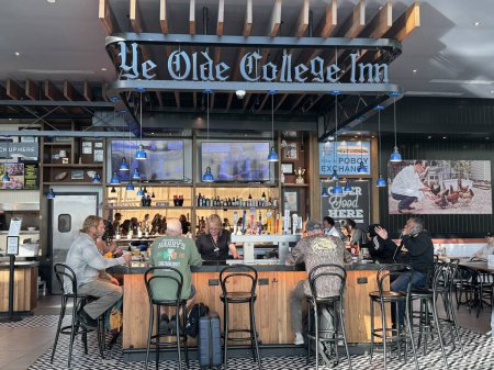 Foto de NEW ORLEANS, LA - 21 NOV: Ye Olde College Inn Restaurant & Bar en el MSY Louis Armstrong New Orleans International Airport en Louisiana, como se ve el 21 de Nov de 2023. - Imagen libre de derechos