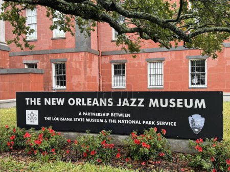 Foto de NEW ORLEANS, LA - 26 NOV: New Orleans Jazz Museum at the Old US Mint in Louisiana, visto el 26 de noviembre de 2023. - Imagen libre de derechos