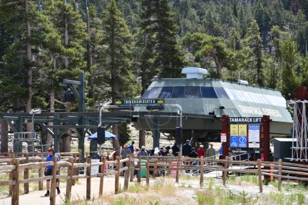 Foto de SOUTH LAKE TAHOE CA - 15 AGO: Remonte Tamarack Express en Heavenly Ski Resort en South Lake Tahoe, California, visto el 15 de agosto de 2023. - Imagen libre de derechos