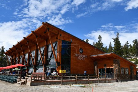 Foto de SOUTH LAKE TAHOE CA - 15 AGO: Tamarack Lodge en Heavenly Ski Resort en South Lake Tahoe, California, visto el 15 de agosto de 2023. - Imagen libre de derechos