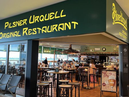 Foto de PRAGA, REPÚBLICA CHECA - 7 DE JUL: Pilsner Urquell Original Restaurant at Vaclav Havel Airport in Prague, Czech Republic, as seen on 7 de julio de 2022. - Imagen libre de derechos