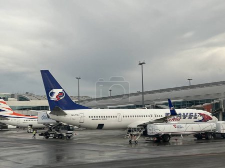 Foto de PRAGA, REPÚBLICA CHECA - JUL 4: Avión de servicio de viajes en el aeropuerto Vaclav Havel en Praga, República Checa, visto el 4 de julio de 2022. - Imagen libre de derechos