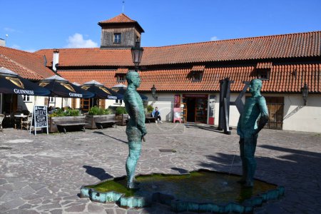 Foto de PRAGA, REPÚBLICA CHECA - 8 DE JUL: Orgulloso de las estatuas de David Cerny, fuera del Museo Franz Kafka en Praga, República Checa, visto el 8 de julio de 2022. - Imagen libre de derechos
