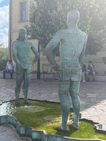Foto de PRAGA, REPÚBLICA CHECA - 8 DE JUL: Orgulloso de las estatuas de David Cerny, fuera del Museo Franz Kafka en Praga, República Checa, visto el 8 de julio de 2022. - Imagen libre de derechos