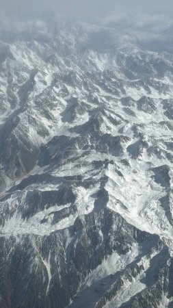 Blick aus dem Flugzeug auf das Hindukusch-Gebirge im Himalaya in Indien