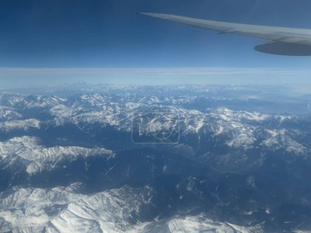 Vista de las montañas Hindu Kush en el Himalaya en la India desde un avión