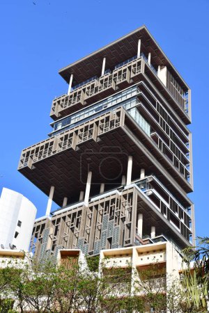 Téléchargez les photos : MUMBAI, INDE - 21 février : Antilla, maison du milliardaire indien Mukesh Ambani, à Mumbai, Inde, vue le 21 février 2024. - en image libre de droit