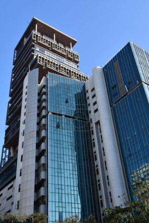 Téléchargez les photos : MUMBAI, INDE - 21 février : Antilla, maison du milliardaire indien Mukesh Ambani, à Mumbai, Inde, vue le 21 février 2024. - en image libre de droit