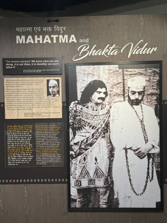 Foto de MUMBAI, INDIA - 21 de febrero: Gandhi y Cine exhiben en el Museo Nacional de Cine Indio en Mumbai, India, como se ve el 21 de febrero de 2024. - Imagen libre de derechos