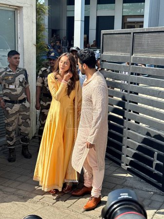 Foto de MUMBAI, INDIA - 23 de FEB: Recién casados Jackky Bhagnani & Rakul Preet Singh llegan a Mumbai, después de su boda, en India, como se ve el 23 de febrero de 2024. - Imagen libre de derechos