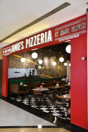 Téléchargez les photos : MUMBAI, INDE - 23 février : Jamies Pizzeria par Jamie Oliver magasin au centre commercial Phoenix Marketcity dans la région de Kurla à Mumbai, en Inde, comme vu le 23 février 2024. - en image libre de droit