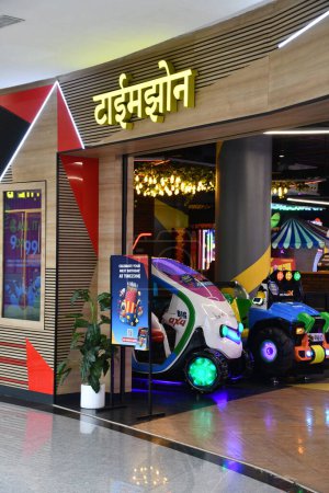 Téléchargez les photos : MUMBAI, INDE - 23 février : Fuseau horaire au Phoenix Marketcity Mall dans la région de Kurla à Mumbai, en Inde, comme vu le 23 février 2024. - en image libre de droit