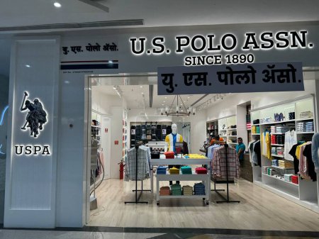 Foto de MUMBAI, INDIA - 23 DE FEB: Polo Assn estadounidense Desde 1890 tienda en Phoenix Marketcity Mall en el área de Kurla de Mumbai, India, como se ve el 23 de febrero de 2024. - Imagen libre de derechos
