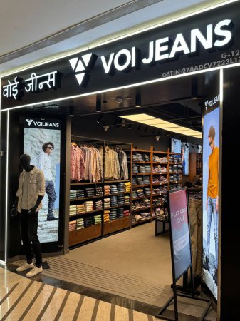 Téléchargez les photos : MUMBAI, INDE - 23 FÉVRIER : Magasin de jeans VOI au centre commercial Phoenix Marketcity dans la région de Kurla à Mumbai, en Inde, vu le 23 février 2024. - en image libre de droit