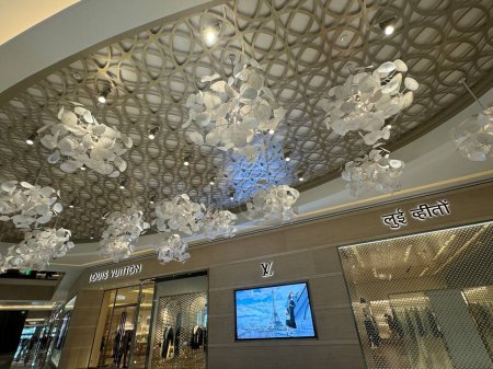 Téléchargez les photos : MUMBAI, INDE - 24 février : Magasin Louis Vuitton au centre commercial Jio World Plaza à Mumbai, Inde, vu le 24 février 2024. - en image libre de droit