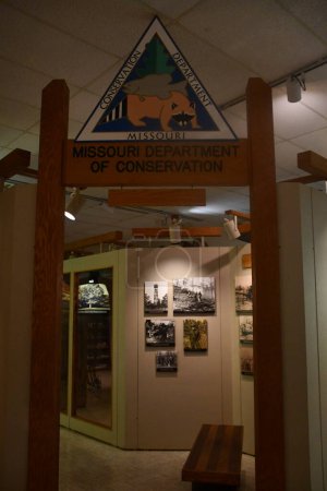Foto de HOLLISTER, MO - 6 DE JUL: Museo Ralph Foster en la Universidad de los Ozarks en Branson, Missouri, visto el 6 de julio de 2023. - Imagen libre de derechos